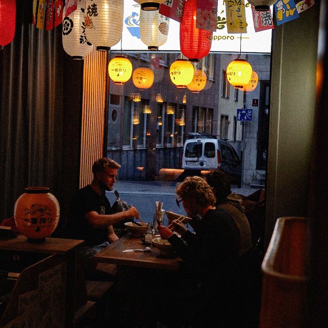 Gäste bei Moiwa Ramen, Abendstimmung