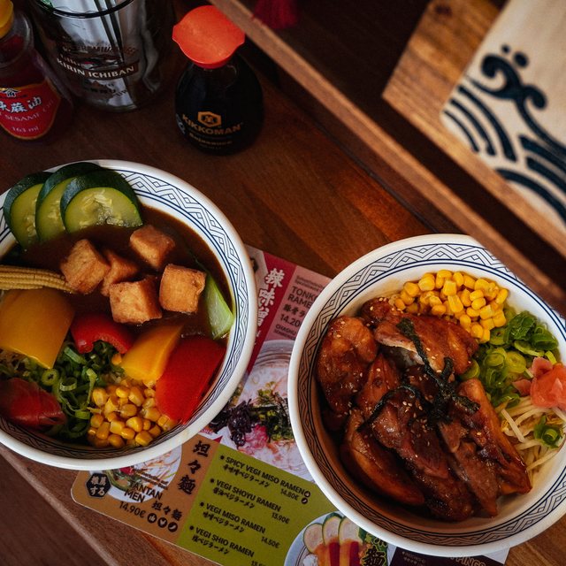 Zwei Ramen-Schüsseln bei Moiwa Ramen