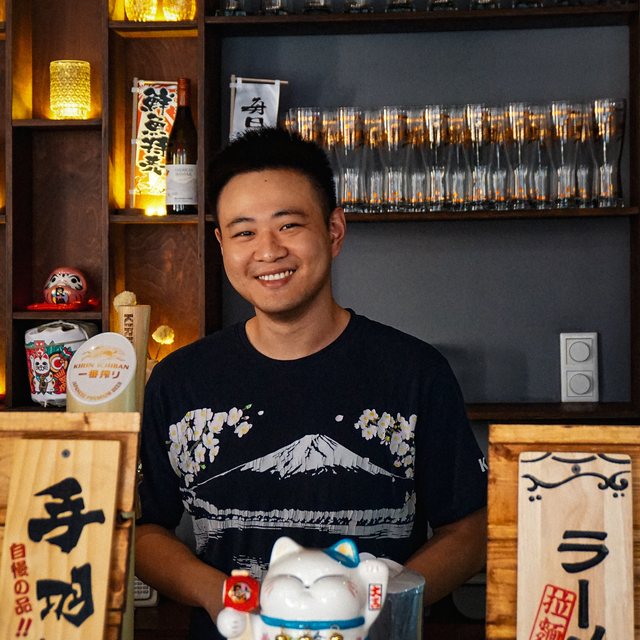 Zhenqi Feng hinter der Theke bei Moiwa Ramen